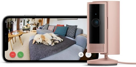 Roze Ring Indoor Cam 2e generatie met livebeeld op een smartphone