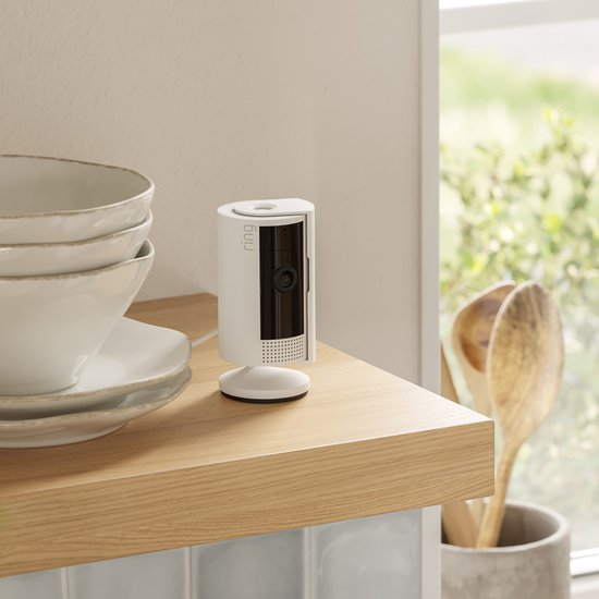 Ring Indoor Cam wit op een houten plank in de keuken