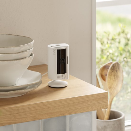 Ring Indoor Cam wit op een houten plank in de keuken