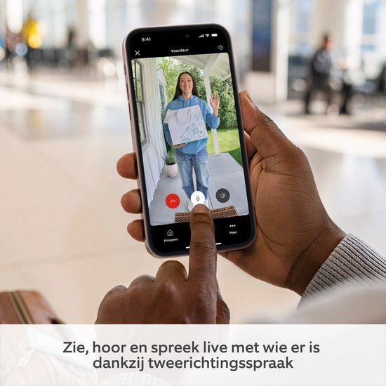 Smartphone met een bezoeker in de Ring-app en uitleg over tweerichtingsspraak